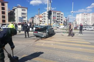 İki araç birbirine girdi