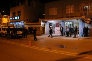 Kavgayı ayırmak isterken ağır yaralandı