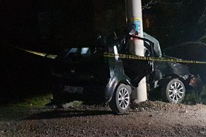 Elektrik direğine çarpan otomobilin sürücüsü öldü