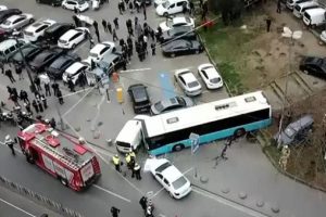 Özel halk otobüsü kaza yaptı: Çok sayıda yaralı var