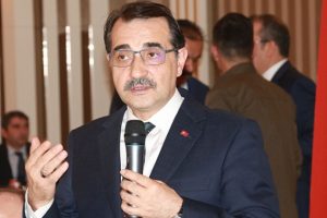 Bakan Dönmez açıkladı! Güneşte çatı, cephe uygulamalarına yönelik karar yolda