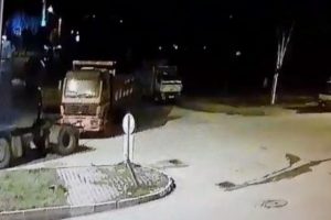 Akılalmaz hırsızlık! Kamyonu, TIR'a bağlayıp çaldılar...