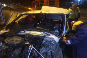 Ağaca çarpan otomobilin sürücüsünü sıkıştığı yerden itfaiye kurtardı