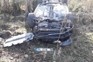 Takla atan otomobil ağaçlık alana uçtu