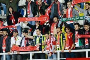 Arnavut taraftarlar, İstiklal Marşı'nı ıslıkladı
