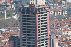 Bursa'da 20 yıldır boş olan Tower Plaza yıkılıyor