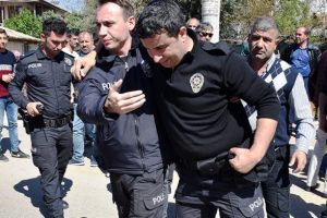 İki kardeş polise dehşeti yaşattı