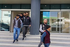 Bursa'da zehir tacirleri ellerindeki malı satamadan yakalandı