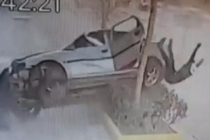 Takla atan araçtan fırladı!