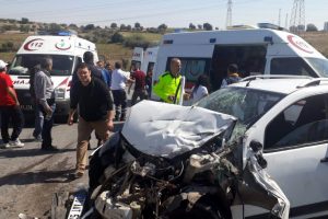 Kamyona arkadan çarpan otomobildeki 4 kişi yaralandı