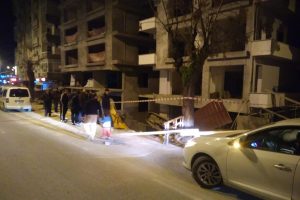 Kaldırım çöktü park halindeki iş makinesi devrildi