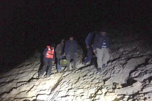 Barajda mahsur kalan balıkçıları polis kurtardı
