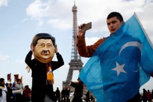Çin lideri Jinping'e Paris'te protesto!