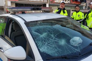 Sürücü polis aracının camını kırdı, annesi de bastonla polise saldırdı