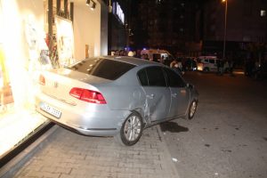 Hafif ticari araçla otomobil çarpıştı: 2 yaralı