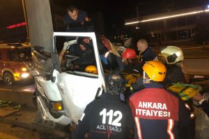 Başkent'te sebze yüklü kamyon hurdaya döndü