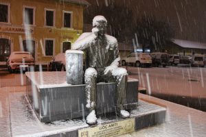Karaman, gece başlayan karla beyaza büründü