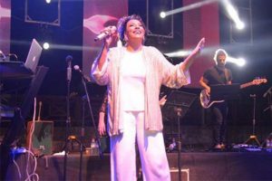 Işın Karaca hayranı olduğu Diana Ross ile şarkı söyledi
