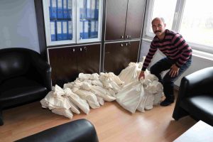 Sandık kurulu başkanları seçim torbalarını aldı