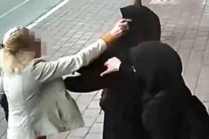 Başörtülü kadınlara darptan gözaltına alındı
