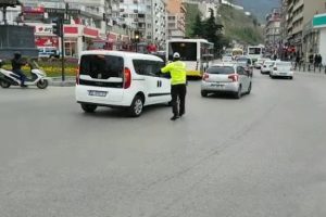 Bursa'da itfaiye aracının geçmesi için seferber olan trafik polisi takdir topladı