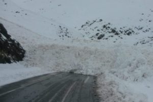 Hakkari-Şırnak karayoluna çığ düştü: Yüzlerce araç mahsur kaldı