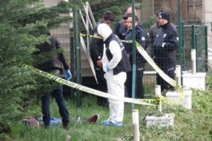 Site bahçesinde erkek cesedi bulundu