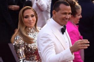 Jennifer Lopez, sokakta bornozla yakalandı