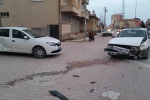 İki otomobil birbirine girdi
