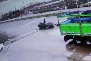 Otomobil güvenlik görevlisine çarptı; o anlar saniye saniye görüntülendi