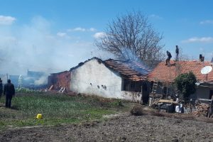 Fırında ekmek yaparken evi yandı