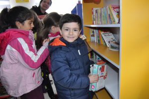 Minikler köy okuluna kütüphane kurdu