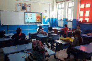 Öğrencilere ve velilerine bağımlılıkla mücadele eğitimi verildi