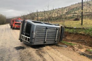 Hafif ticari araç yan yattı: 4 Yaralı