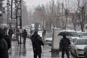 Yüksekova'da kar yağışı etkisini arttırdı