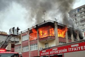 3 katlı binada yangın çıktı!