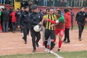 Şampiyonluk maçında 5 gözaltı, 7 kırmızı kart