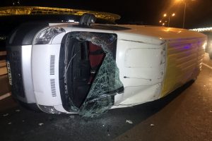 Panelvan minibüs devrildi: 2 yaralı