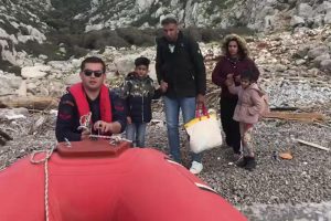 Kıyıda mahsur kalan 4 göçmen kurtarıldı