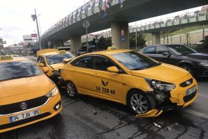 ÅiÅli'de yaÅanan zincirleme kazada genç sürücü Åoka girdi ile ilgili görsel sonucu