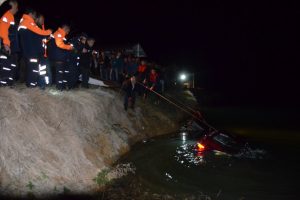 5 genç otomobille gölete uçtu