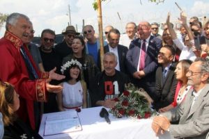Ünlü oyuncu Rıza Akın, Japon güzelle nikah masasına oturdu