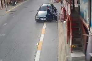 Vicdansız sürücü önce çarptı, sonra kaçtı! O anlar güvenlik kamerasına yansıdı