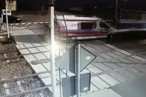 Tren, lastiği raylara sıkışan ambulansı biçti