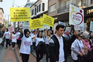 Bursa'da kansere dikkat çekmek için yürüdüler