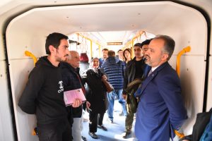Bursa Büyükşehir Belediye Başkanı Aktaş, metroda vatandaşı dinledi