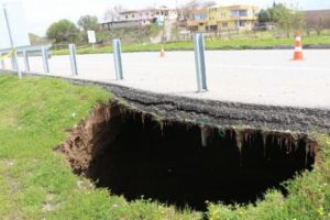 Yol kenarında 12 metre derinliğinde obruk oluştu
