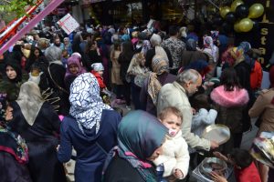 Bursa'da açılışta birbirlerini ezdiler