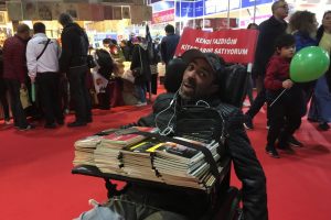 Engel tanımadı tek parmağıyla 17 kitap yazdı