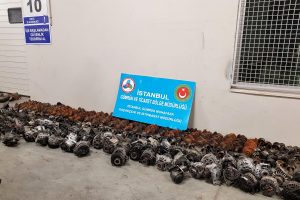 821 adet kaçak oto yedek parçası ele geçirdi